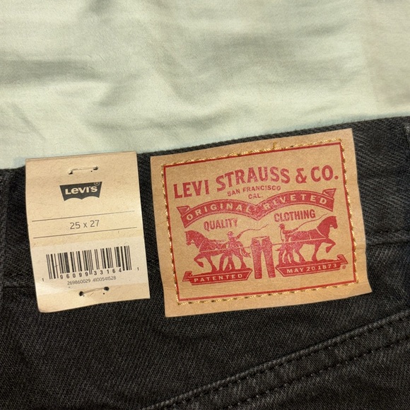 NWT Levi’s High Waisted Mom Jean - Picture 11 of 12